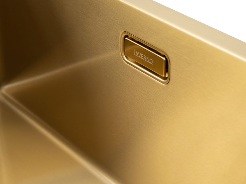 Hoek van een Laverno spoelbak in Gold met het logo op de overloop